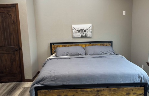 Lawton Cabin | Cozy cabin near Medicine Park with WiFi, AC
