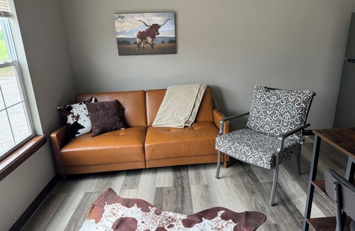 Lawton Cabin | Cozy cabin near Medicine Park with WiFi, AC