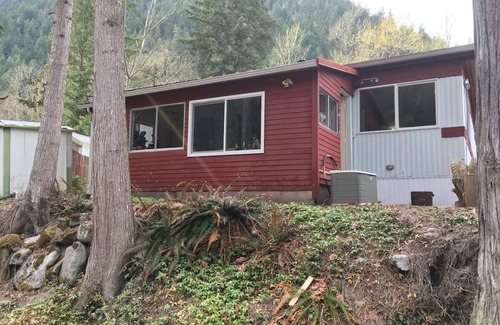 Laidlaw House | Cozy Cabin on Silver Hope Creek