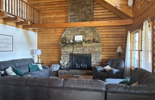 Dundee Cabin | Cozy cabin on the hill with amazing surroundings.