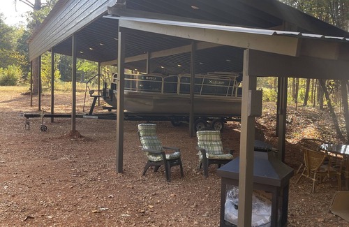 Counce Cabin | Cozy cabin Pickwick near Stateline boat ramp and State Park, with boat storage