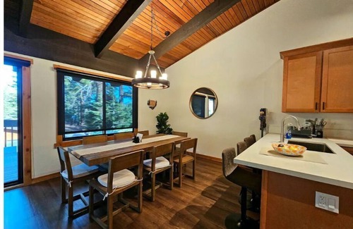 Mammoth Lakes Cabin | Cozy Cabin Retreat! Steps to Canyon Lodge!