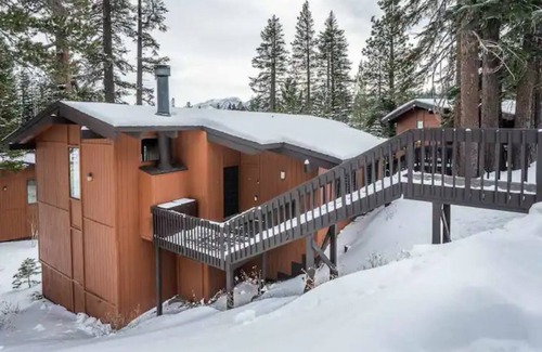 Mammoth Lakes Cabin | Cozy Cabin Retreat! Steps to Canyon Lodge!