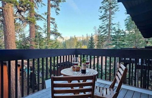 Mammoth Lakes Cabin | Cozy Cabin Retreat! Steps to Canyon Lodge!