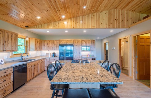 Tower Cabin | 🌲 Cozy Cabin Retreat with Lake Views adventure in Every Season