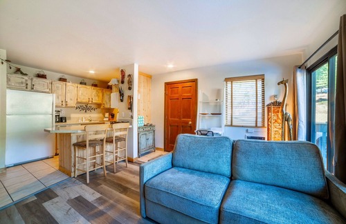 Mammoth Lakes Apartment | Cozy Cabin/Studio w/Jacuzzi, Laundry, & Parking