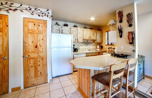 Mammoth Lakes Apartment | Cozy Cabin/Studio w/Jacuzzi, Laundry, & Parking