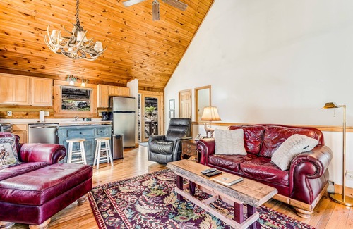 Sugar Mountain Cabin | Cozy cabin w/beautiful woodwork, sunroom and a private deck