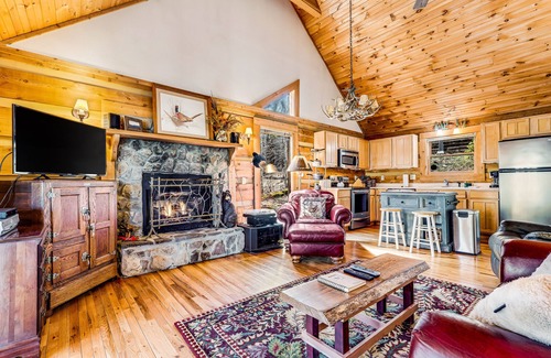Sugar Mountain Cabin | Cozy cabin w/beautiful woodwork, sunroom and a private deck