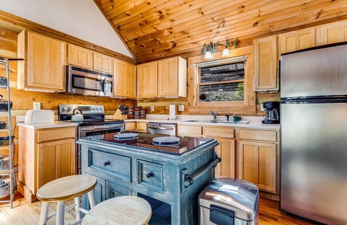 Sugar Mountain Cabin | Cozy cabin w/beautiful woodwork, sunroom and a private deck