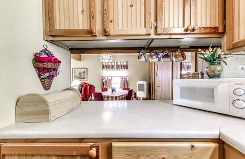 Ruidoso Cottage | Cozy Cabin w/Deck < 1 Mi to Midtown Ruidoso!