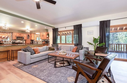 Mammoth Creek Cabin | Cozy Cabin w/Hot tub near amazing fishing lake!