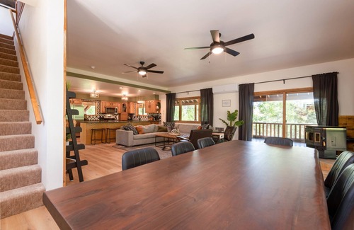 Mammoth Creek Cabin | Cozy Cabin w/Hot tub near amazing fishing lake!