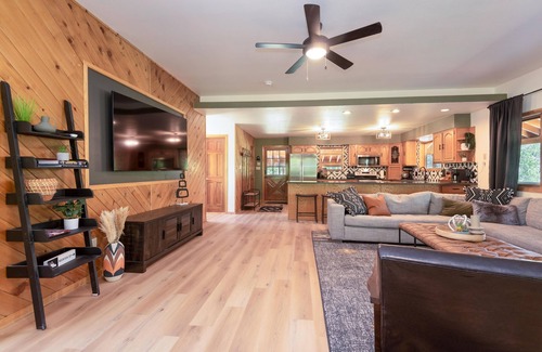 Mammoth Creek Cabin | Cozy Cabin w/Hot tub near amazing fishing lake!