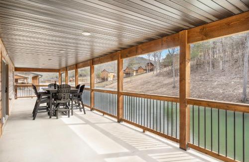 Branson House | Cozy Cabin w Water View-Community Indoor Pool-Connect4-Bunk Room-Free Attraction Tickets