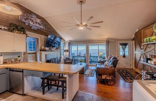 Franklin House | Cozy Cabin w/Wood-Burning Stove & a Million-Dollar View! No 4W Drive Needed!