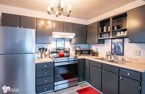 Alyeska Cabin | Cozy Cabin with a Hot Tub! Walk to the Ski Lifts.