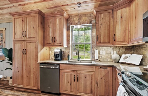 Rogers Cabin | Cozy cabin with hot tub, alfresco dining, & firepit - close to Beaver Lake