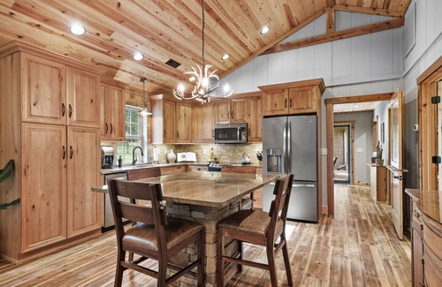 Rogers Cabin | Cozy cabin with hot tub, alfresco dining, & firepit - close to Beaver Lake