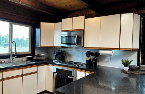 Kasilof House | Cozy cabin with mountian views
