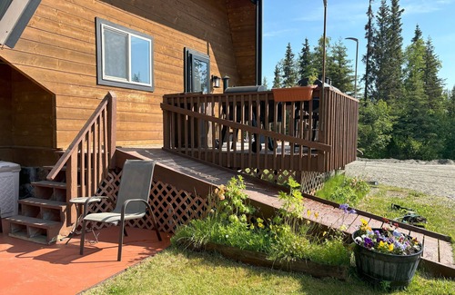 Kasilof House | Cozy cabin with mountian views
