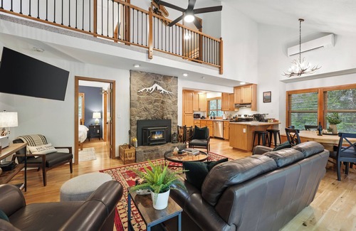 Rhododendron Cabin | Cozy cabin with private hot tub - Trails and Sandy River nearby - Sleeps 7