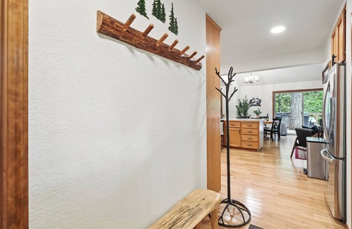 Rhododendron Cabin | Cozy cabin with private hot tub - Trails and Sandy River nearby - Sleeps 7