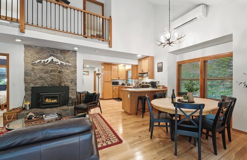 Rhododendron Cabin | Cozy cabin with private hot tub - Trails and Sandy River nearby - Sleeps 7
