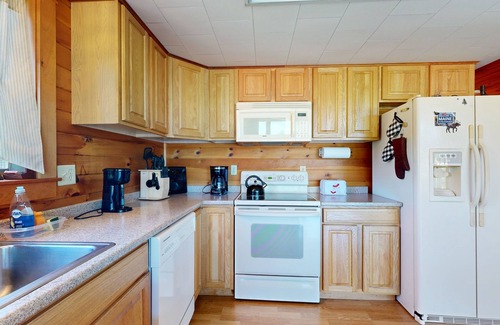 Strong House | Cozy Cabin with Direct Trail Access & Modern Comforts