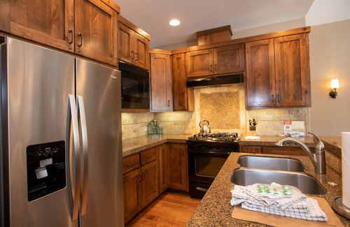 Sunriver Cabin | Cozy Caldera Stay with A/C, Hot Tub & Ping Pong