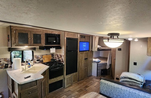 Fairburn RV Rental | Cozy Campground WITH POOL in Fairburn with WiFi, AC