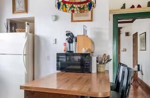 York House | Cozy Cape Cod Bungalow|King|Queen|WD|Full Kitchen|Wifi|Desk