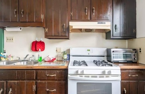 York House | Cozy Cape Cod Bungalow|King|Queen|WD|Full Kitchen|Wifi|Desk