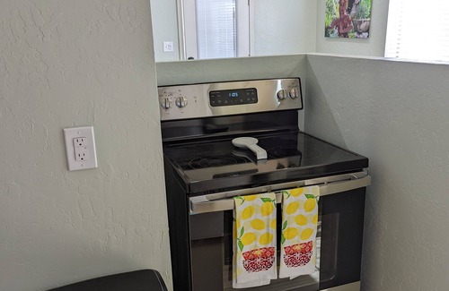 Sam Hughes House | Cozy Casita, 1BR, Parking, AC, All new remodel, 3 short blocks to UA
