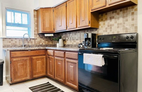 Evansville Apartment | Cozy & Centrally Located APT - KING BEDn