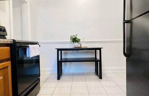Evansville Apartment | Cozy & Centrally Located APT - KING BEDn