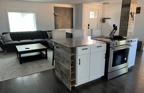 Southern Crossing House | Cozy centrally located 3-BR house w/EV charger & king bed