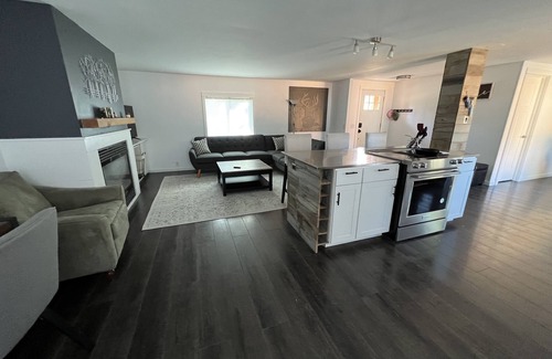 Southern Crossing House | Cozy centrally located 3-BR house w/EV charger & king bed