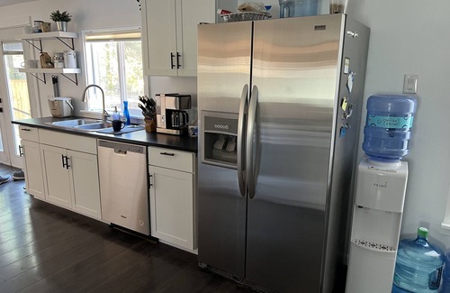 Southern Crossing House | Cozy centrally located 3-BR house w/EV charger & king bed