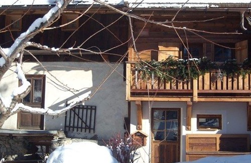 Beaufort Ski Chalet | Cozy Chalet for 3-4 in Village Center, 500m from Ski Slopes, 100m from Shops