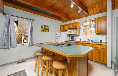 Alyeska Ski Chalet | Cozy chalet near the slopes with WiFi, full kitchen, & hot tub