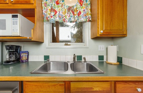 Alyeska Ski Chalet | Cozy chalet near the slopes with WiFi, full kitchen, & hot tub