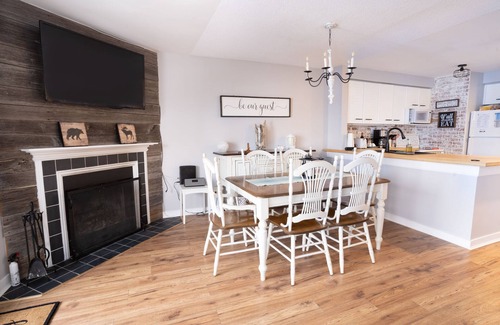 Huntsville Ski Chalet | Cozy Chalet overlooking the lake