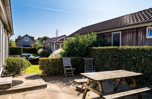 Akkrum Ski Chalet | Cozy chalet right on the water in Friesland
