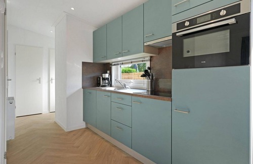 Ouddorp House | Cozy chalet with a veranda and spacious garden, close to the beach and dunes.
