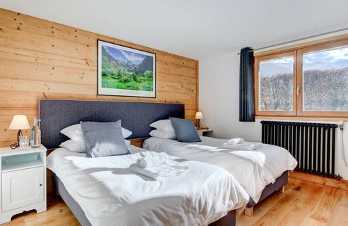Verchaix Ski Chalet | Cozy chalet with outdoor hot tub. 5 min from the slopes.