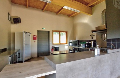 Les Noes Cottage | Cozy Chalet with Private Terrace, Fishing Pond, and Access to Sports & Outdoor Activities