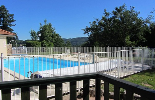 Les Noes Cottage | Cozy Chalet with Private Terrace, Fishing Pond, and Access to Sports & Outdoor Activities