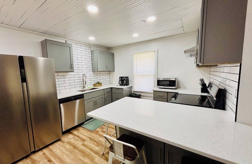 High Point House | Cozy& Charming 3-bedroom house in High Point close to shopping and restaurants