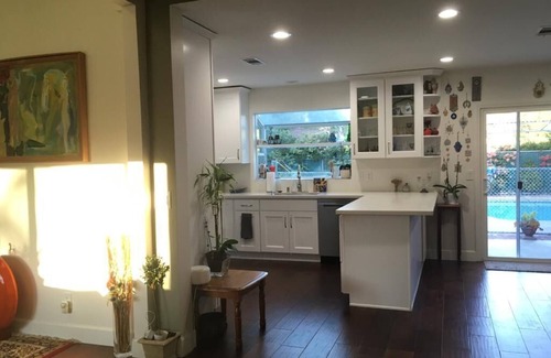 Tarzana House | Cozy charming family home near park and Ventura Blvd!